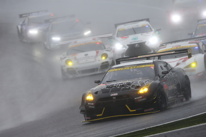 決勝レース: 決勝レース: RUNUP Group&DOES GT-Rを先頭とするGT300クラスの争い