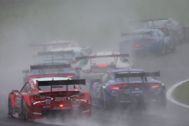 決勝レース: ZENT CERUMO RC F vs RAYBRIG NSX CONCEPT-GT