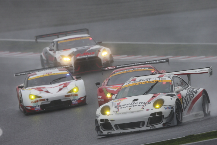 決勝レース: Excellence Porscheを先頭とするGT300クラスの争い