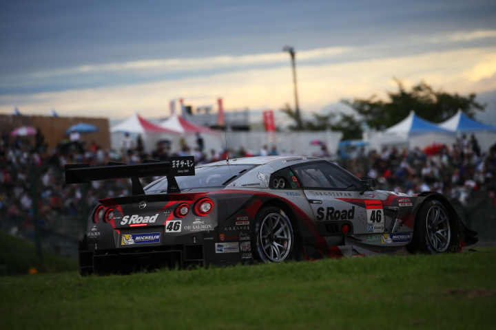 決勝レース: 本山哲／柳田真孝組（GT500クラス・S Road MOLA GT-R）