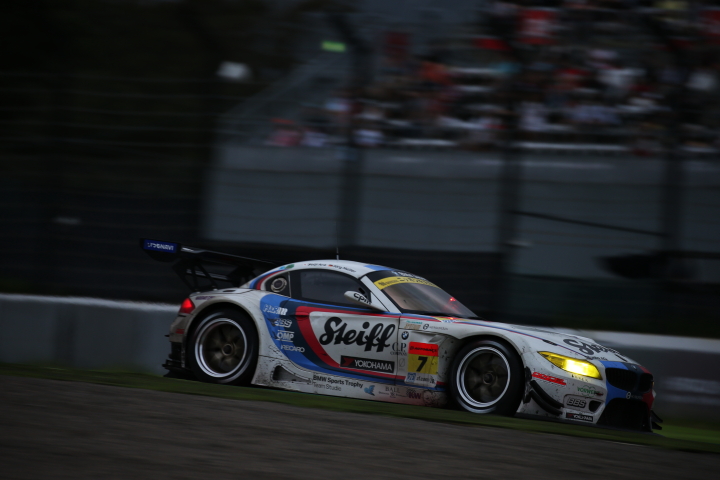 決勝レース: ヨルグ・ミューラー／荒聖治組（GT300クラス・Studie BMW Z4）