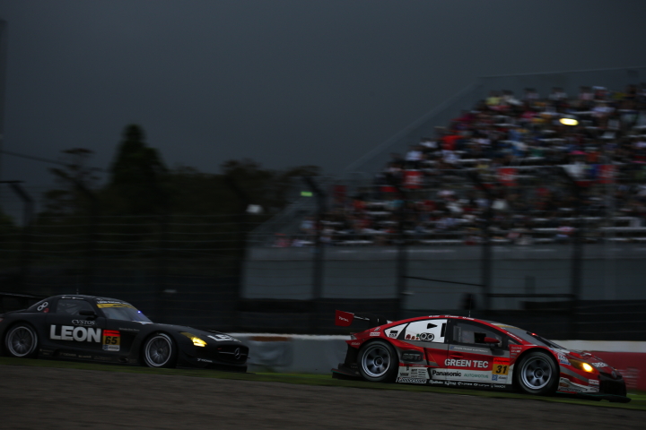 決勝レース: 嵯峨宏紀／中山雄一／佐々木孝太組（GT300クラス・TOYOTA PRIUS apr GT）