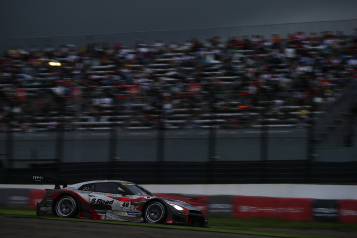 決勝レース: 本山哲／柳田真孝組（GT500クラス・S Road MOLA GT-R）