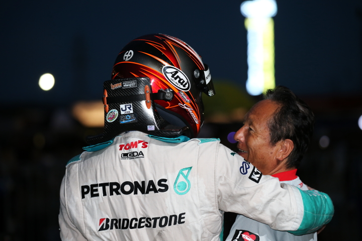 決勝レース: GT500クラスで優勝し関谷正徳監督と抱き合うジェームス・ロシター（LEXUS TEAM PETRONAS TOM'S）