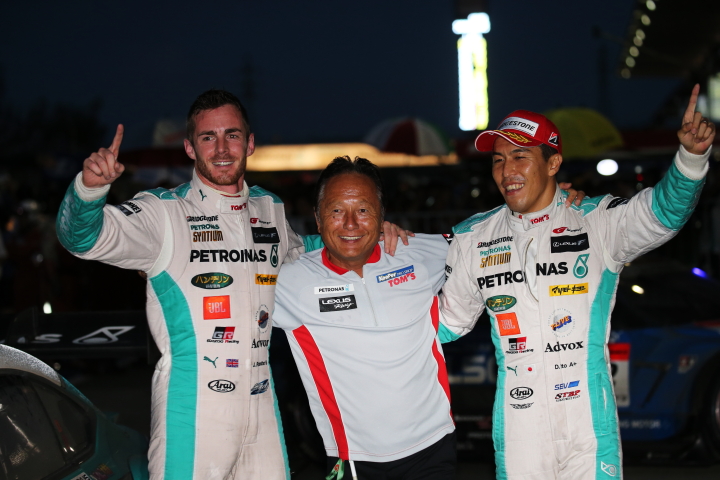 決勝レース: GT500クラスで優勝したジェームス・ロシター／伊藤大輔組と関谷正徳監督（LEXUS TEAM PETRONAS TOM'S）