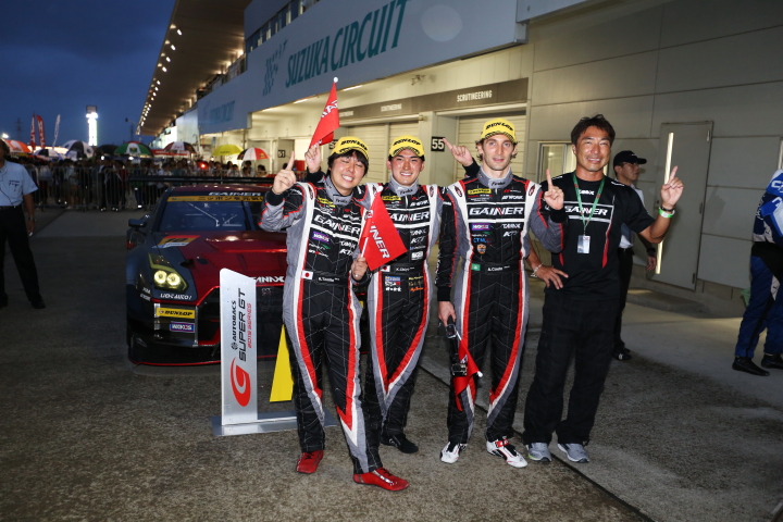 決勝レース: GT300クラスで優勝したアンドレ・クート／千代勝正／富田竜一郎組と田中哲也監督（GAINER）