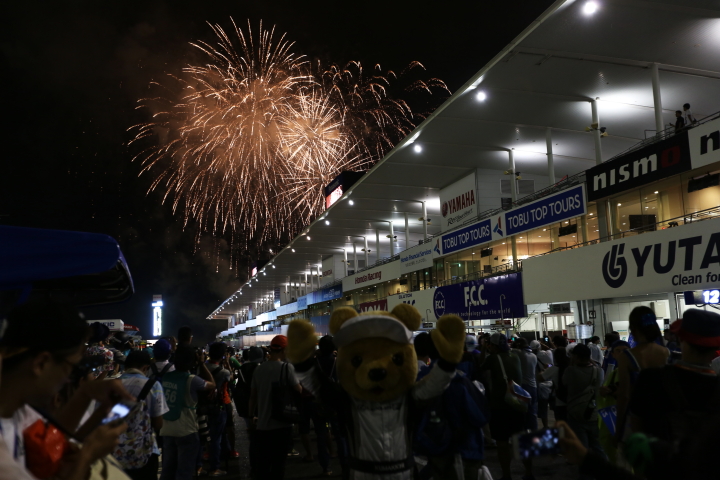 1000kmレース締めくくりは恒例の勝者をたたえる花火大会。鈴鹿の夏が過ぎてゆく……