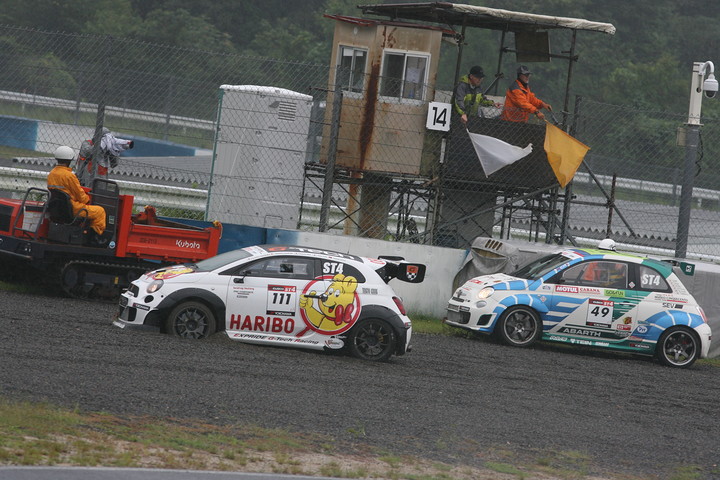 フリー走行: ST-4クラスのEXPRIDE G-Tech Sportster GT/RとABARTH 695 ASSETTO CORSEがコースアウト