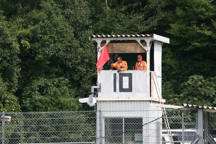 公式予選は3度の赤旗が出る波乱の展開となった