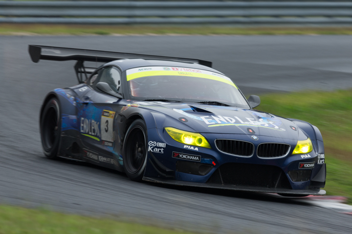 ST-Xクラスで2位に入りチャンピオンを決めたユーク・タニグチ／峰尾恭輔／元嶋佑弥組（ENDLESS･ADVAN･BMW）