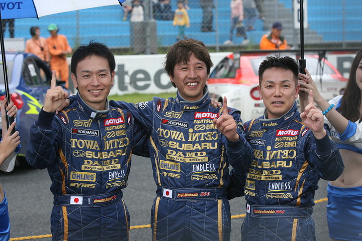 ST-2クラスでチャンピオンを決めた大澤学／松田晃司／吉田寿博組（DAMD MOTUL ED WRX STI）