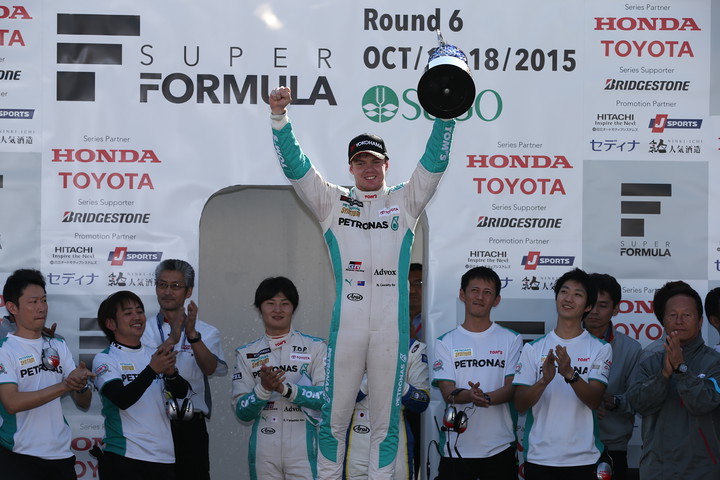 年間表彰式: ドライバーズチャンピオンを獲得したニック・キャシディ