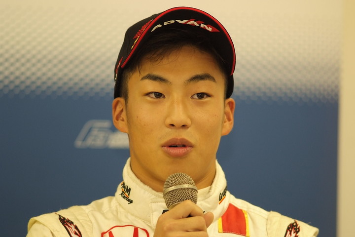 決勝記者会見: 3位の福住仁嶺（HFDP RACING）