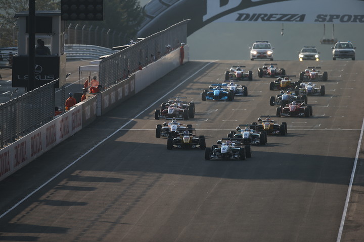 18周の決勝レースがスタートした