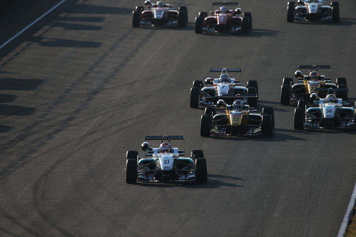 18周の決勝レースがスタートした