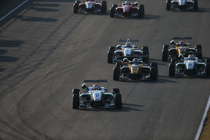 18周の決勝レースがスタートした