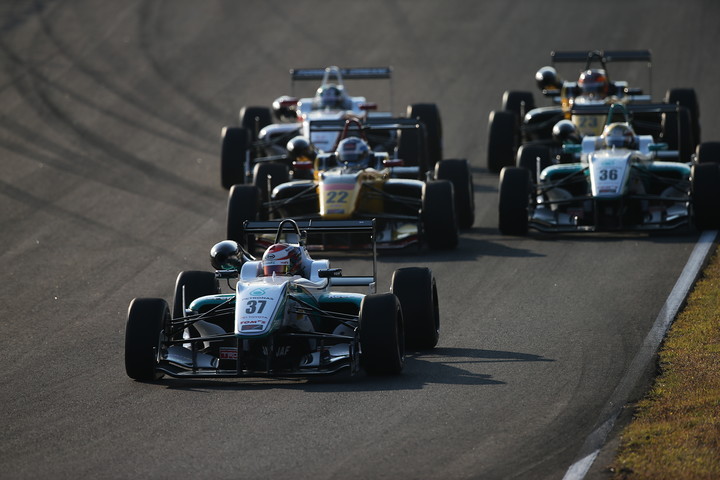 18周の決勝レースがスタートした