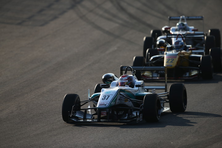 1コーナーでニック・キャシディ（PETRONAS TOM'S F314）がトップに立つ