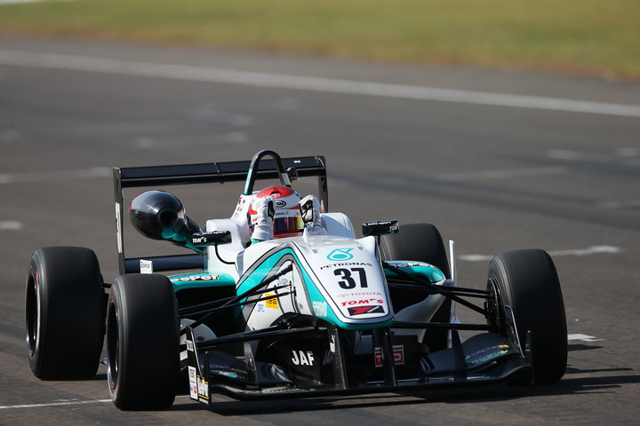 トップでゴールするニック・キャシディ（PETRONAS TOM'S F314）