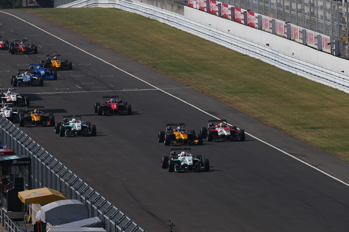 25周の決勝レースがスタートした