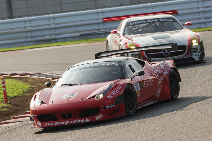 NAORYU/佐々木孝太組(フェラーリ458Italia GT3)がトップに立つ