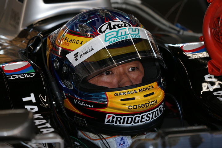 ノックアウト予選: ピットで待機する石浦宏明（P.MU/CERUMO・INGING SF14）