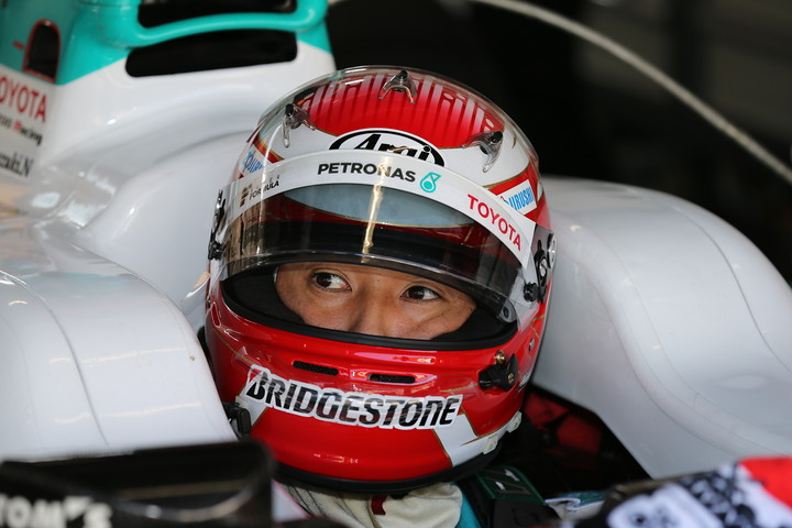 ノックアウト予選: ピットで待機する中嶋一貴（PETRONAS TOM’S SF14）