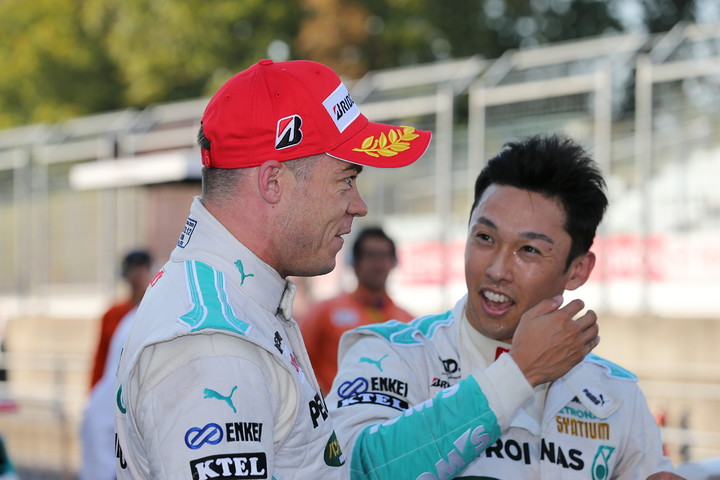 ノックアウト予選: 予選1-2を決めたアンドレ･ロッテラーと中嶋一貴（PETRONAS TEAM TOM'S）