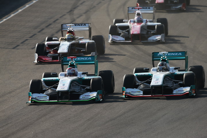 スタート直後1コーナーでインからアンドレ･ロッテラーをパスし中嶋一貴がトップに立つ