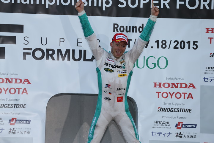 表彰台で歓喜のアンドレ・ロッテラー（PETRONAS TOM’S SF14）