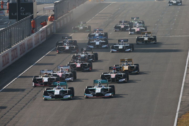 68周の決勝レースがスタートした