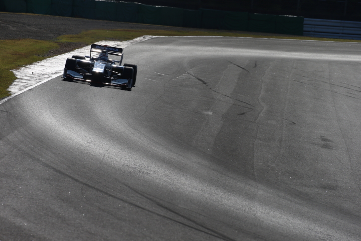 フリー走行: 逆光の中、3コーナーを立ち上がりヘアピンに向かうSFマシン