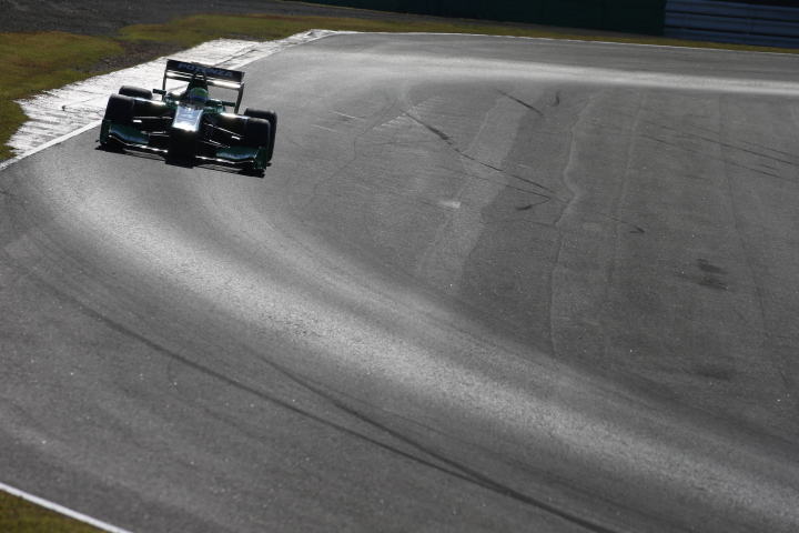 フリー走行: 逆光の中、3コーナーを立ち上がりヘアピンに向かうSFマシン