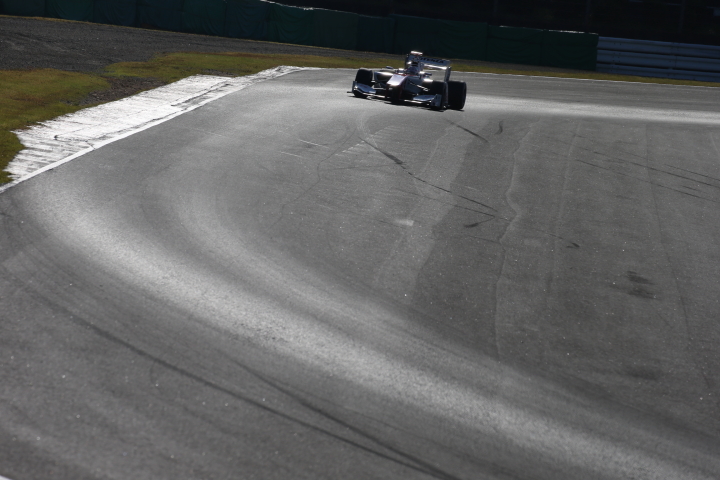 フリー走行: 逆光の中、3コーナーを立ち上がりヘアピンに向かうSFマシン