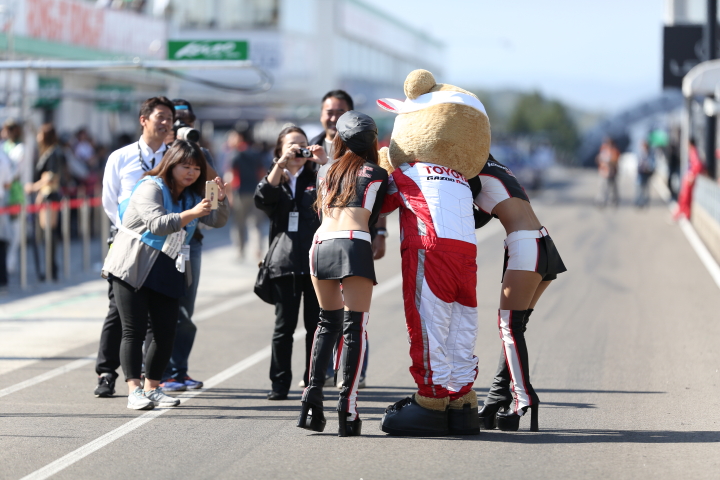 ピットウォーク: くま吉とレースクイーン