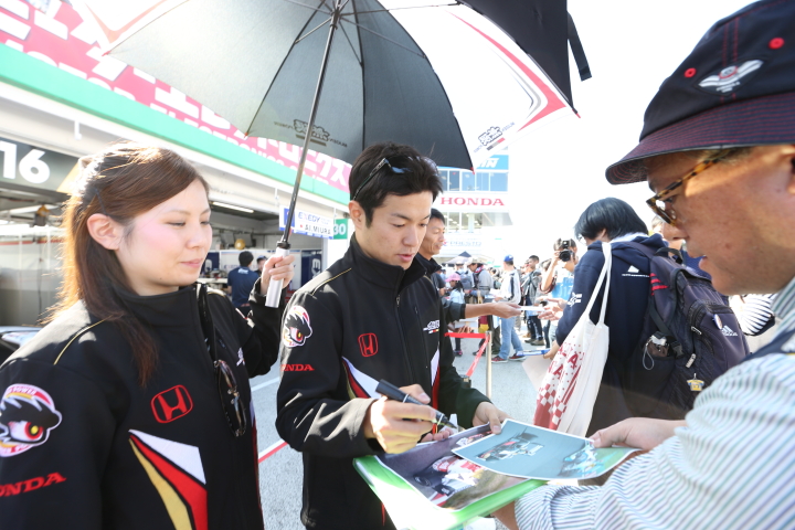 ピットウォーク: サインをする山本尚貴（TEAM無限）