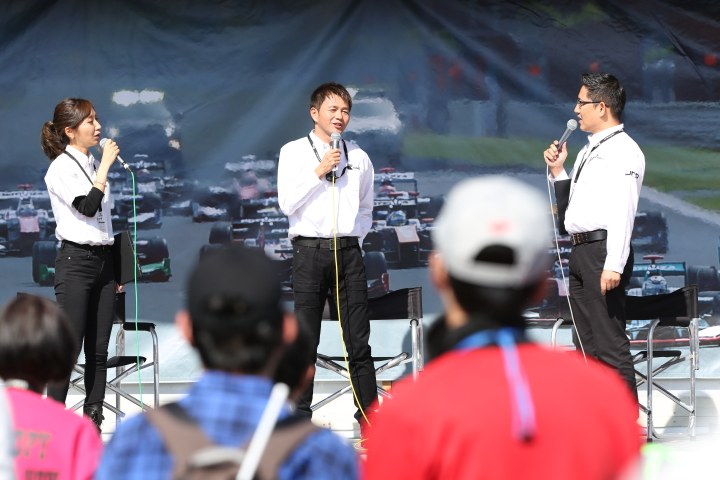 ステージで行われたトークショーに本山哲氏が登場