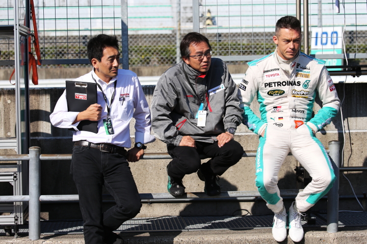 ノックアウト予選Q1: セッション前にアンドレ・ロッテラー（右）と東條力エンジニア（中央）がひなたぼっこ