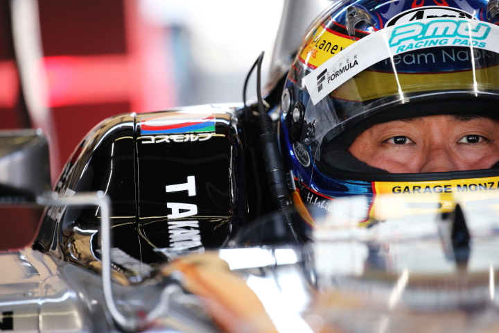 ノックアウト予選Q1: ピットで待機する石浦宏明（P.MU/CERUMO・INGING SF14）