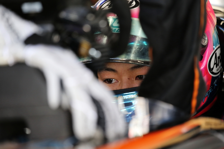 ノックアウト予選Q1: ピットで待機する国本雄資（P.MU/CERUMO・INGING SF14）