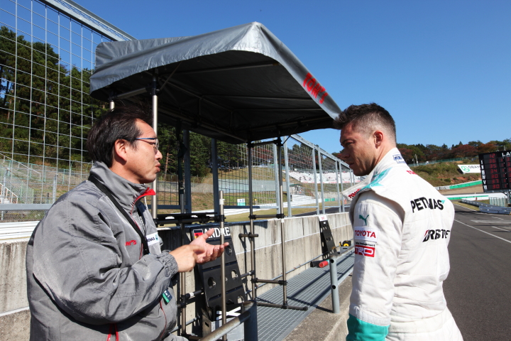 ノックアウト予選Q1: 打ち合わせ？　東條力エンジニア（左）とアンドレ・ロッテラー（右）