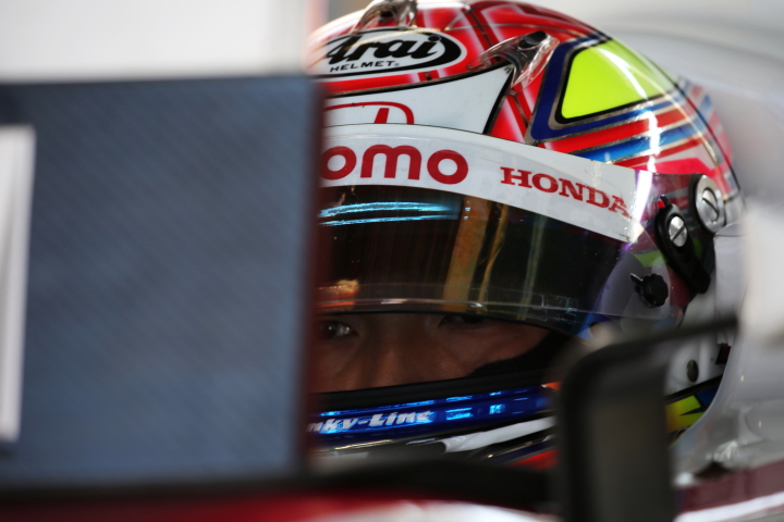 ノックアウト予選Q2: ピットで待機する野尻智紀（DOCOMO DANDELION M40S SF14）