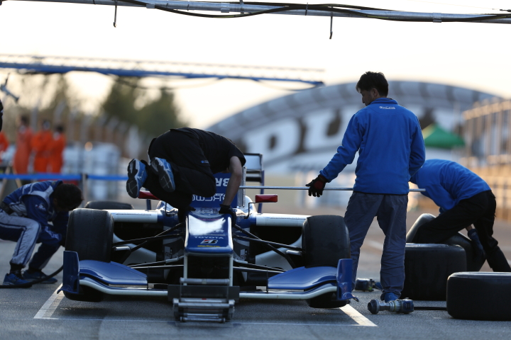 タイヤ交換練習を行うKCMG