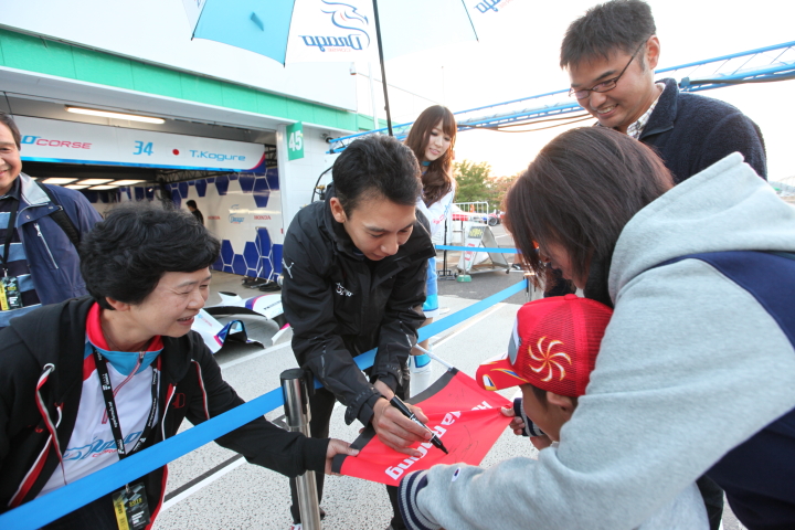 キッズピットウォーク: サインをする小暮卓史（DRAGO CORSE）