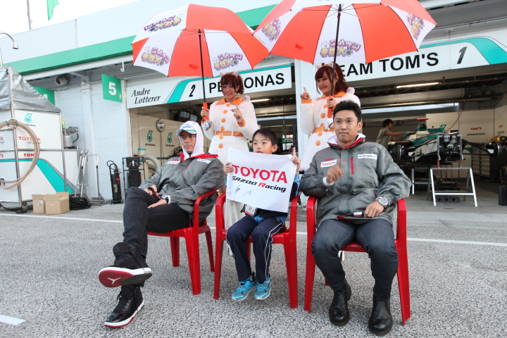 キッズピットウォーク: 子どもと写真に収まるアンドレ・ロッテラーと中嶋一貴