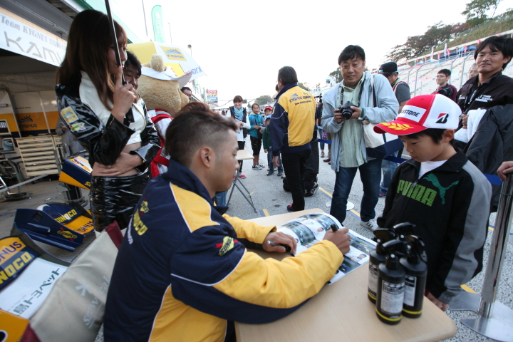 キッズピットウォーク: サインをするかりあげくん