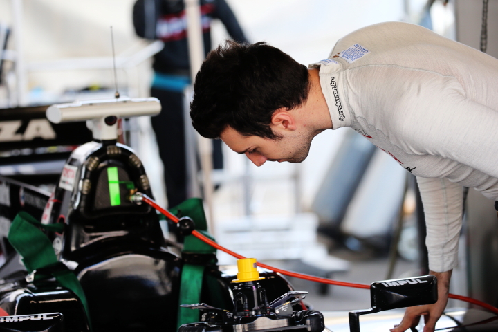 フリー走行: マシンをチェックするアンドレア・カルダレッリ（LENOVO TEAM IMPUL ）