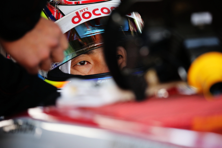 フリー走行: ピットで待機する野尻智紀（DOCOMO TEAM DANDELION RACING）