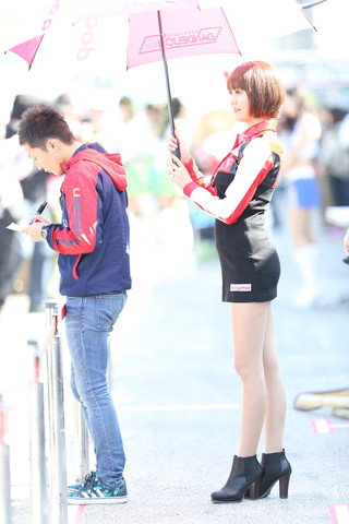 ピットウォーク: サインをする野尻智紀（DOCOMO TEAM DANDELION RACING）