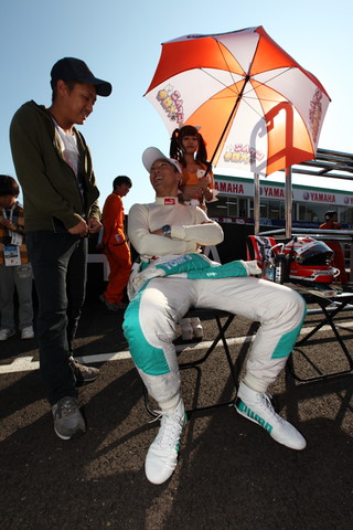 決勝レース: スターティンググリッドでの中嶋一貴（PETRONAS TEAM TOM'S）